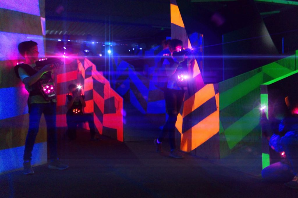 In der LASER ARENA LaserTag in Paderborn spielen.